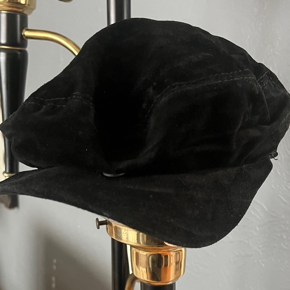 NWT  Saks Fifth Ave newsboy Black Suede Cap - Picture 1 of 5
